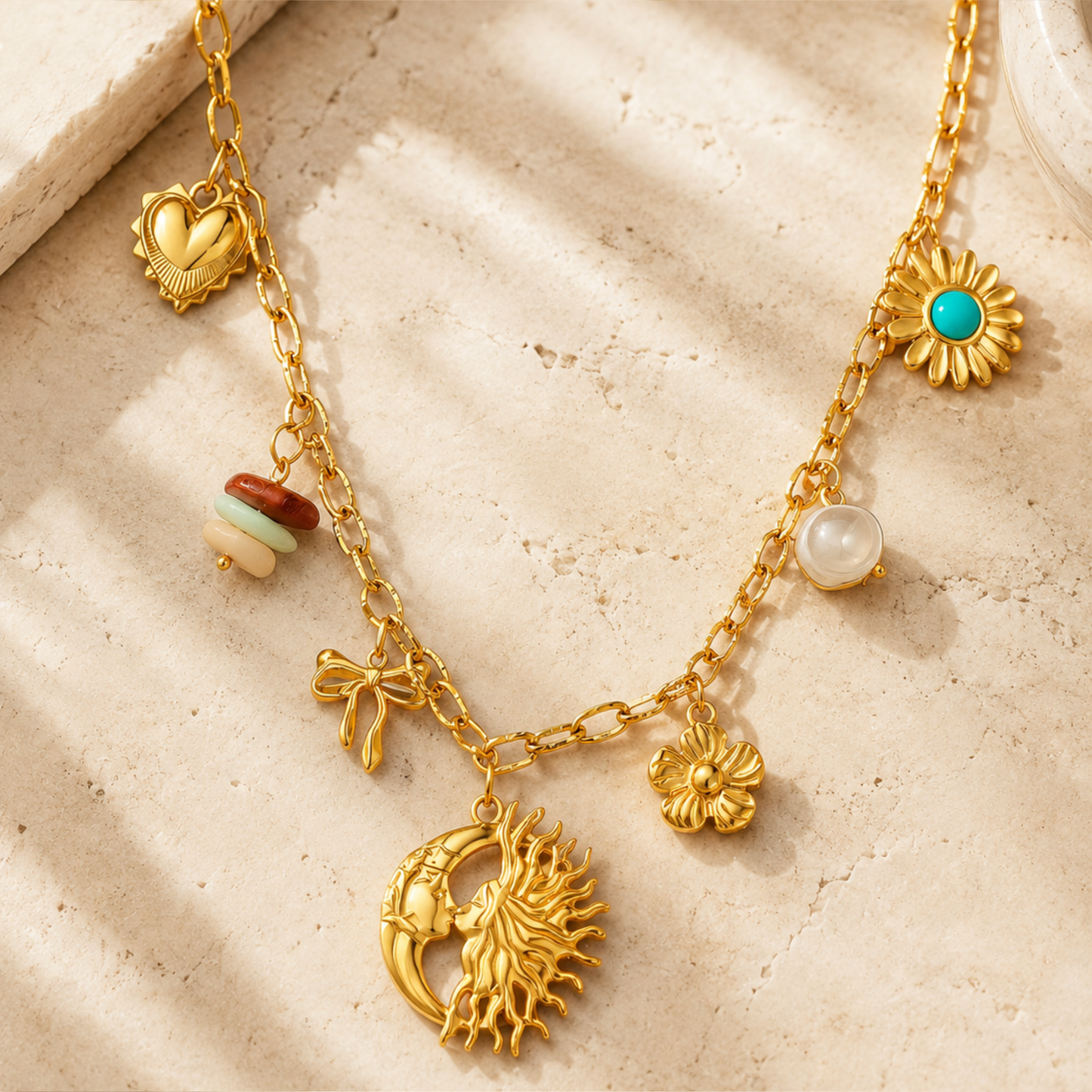 Collar dorado con pendant boho de sol, luna, flores y detalles coloridos