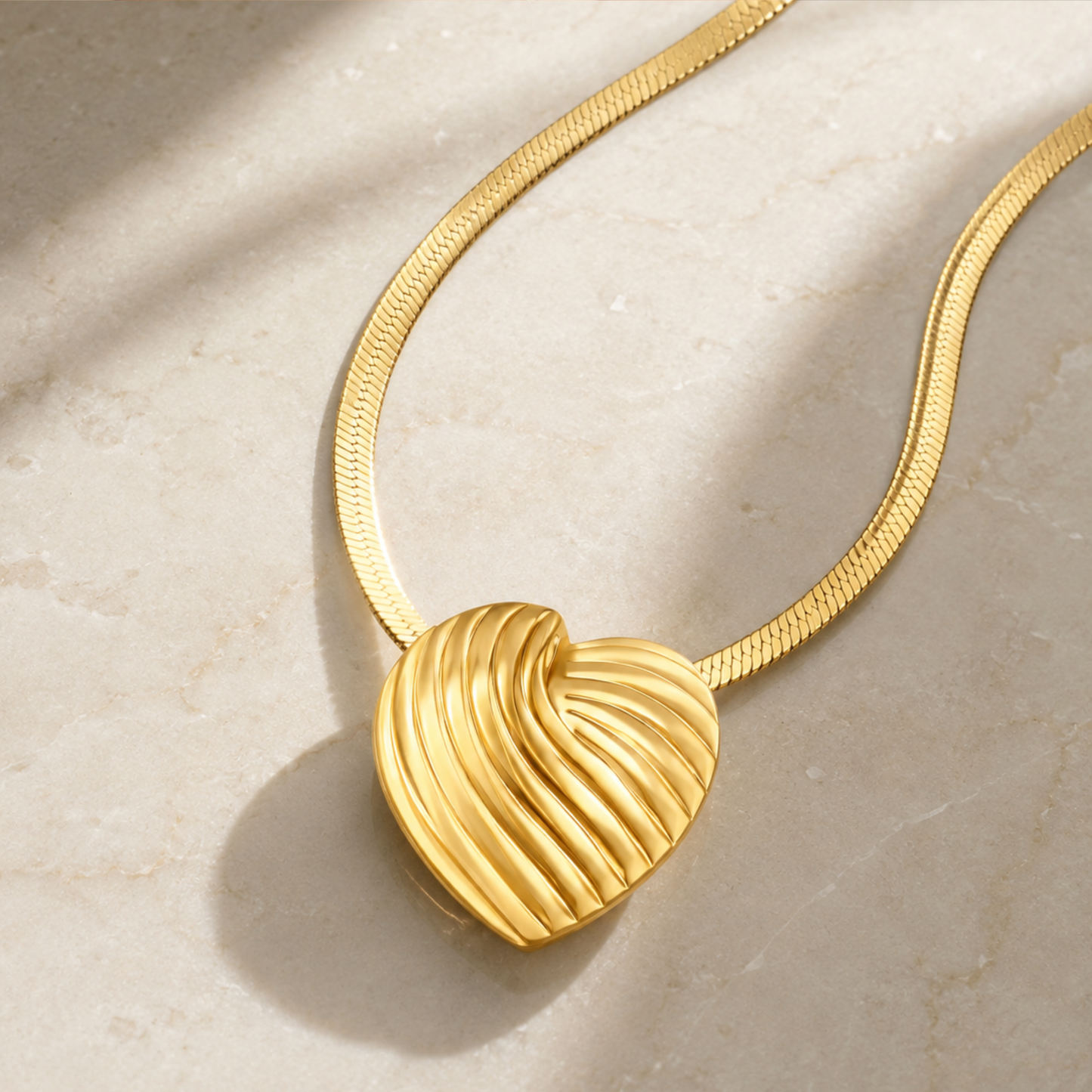 Collar dorado con pendant en corazón texturizado