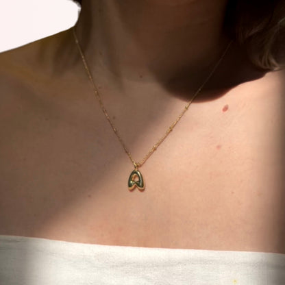 Collar con Charm de Letra en Brass Dorado 18K
