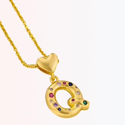 Collar con Charm de Letra con Colores en Stainless Steel Dorado 18K