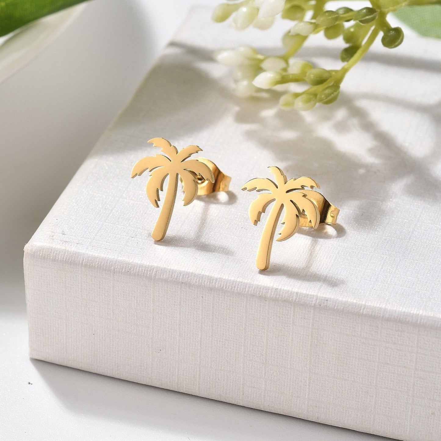 Pantallas Stud con Diseño de Palmera en Stainless Steel Dorado 18K
