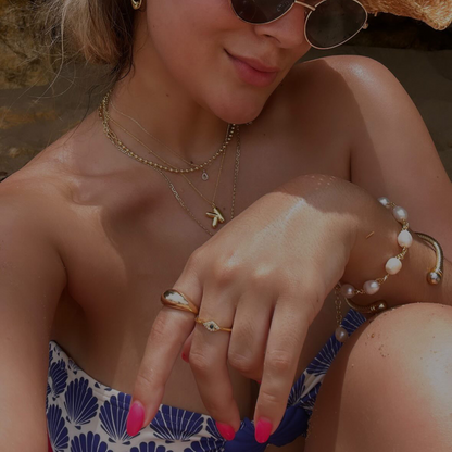 Collar con Charm de Letra en Brass Dorado 18K