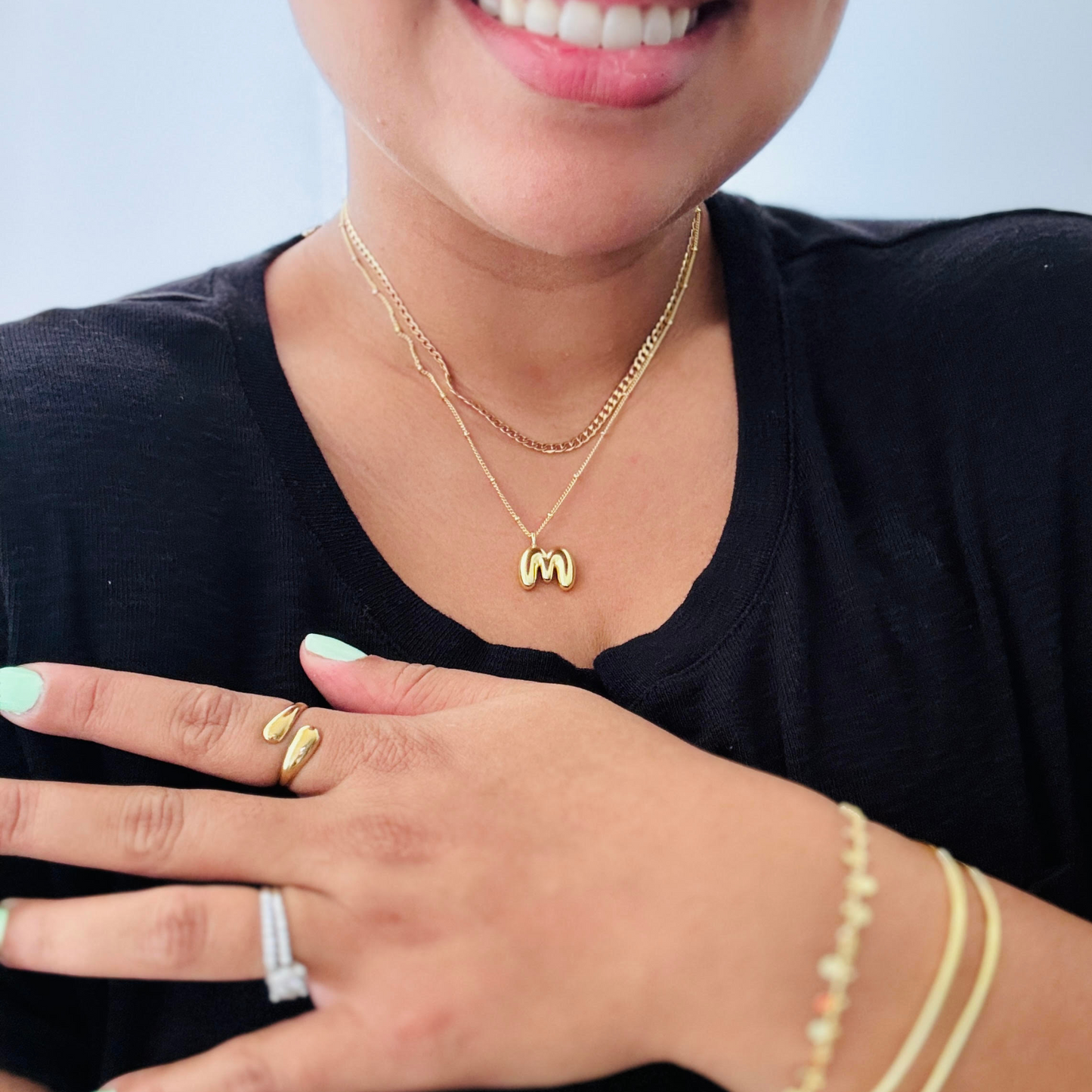 Collar con Charm de Letra en Brass Dorado 18K