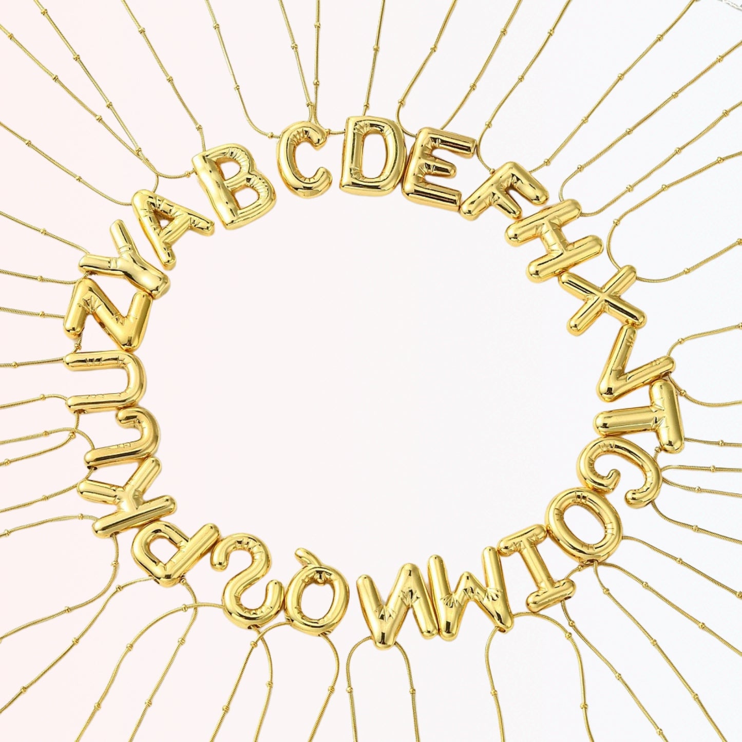 Collar con Charm de Letra con Detalles Acentuados en Stainless Steel Dorado 18K