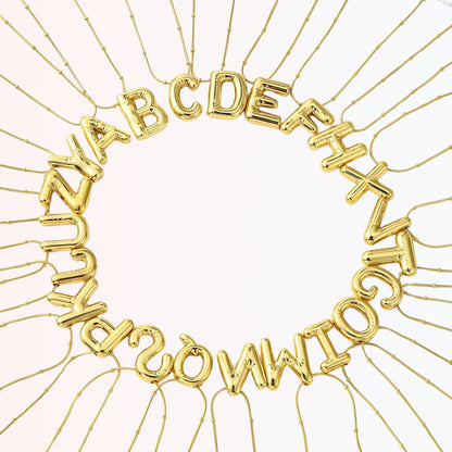 Collar con Charm de Letra con Detalles Acentuados en Stainless Steel Dorado 18K