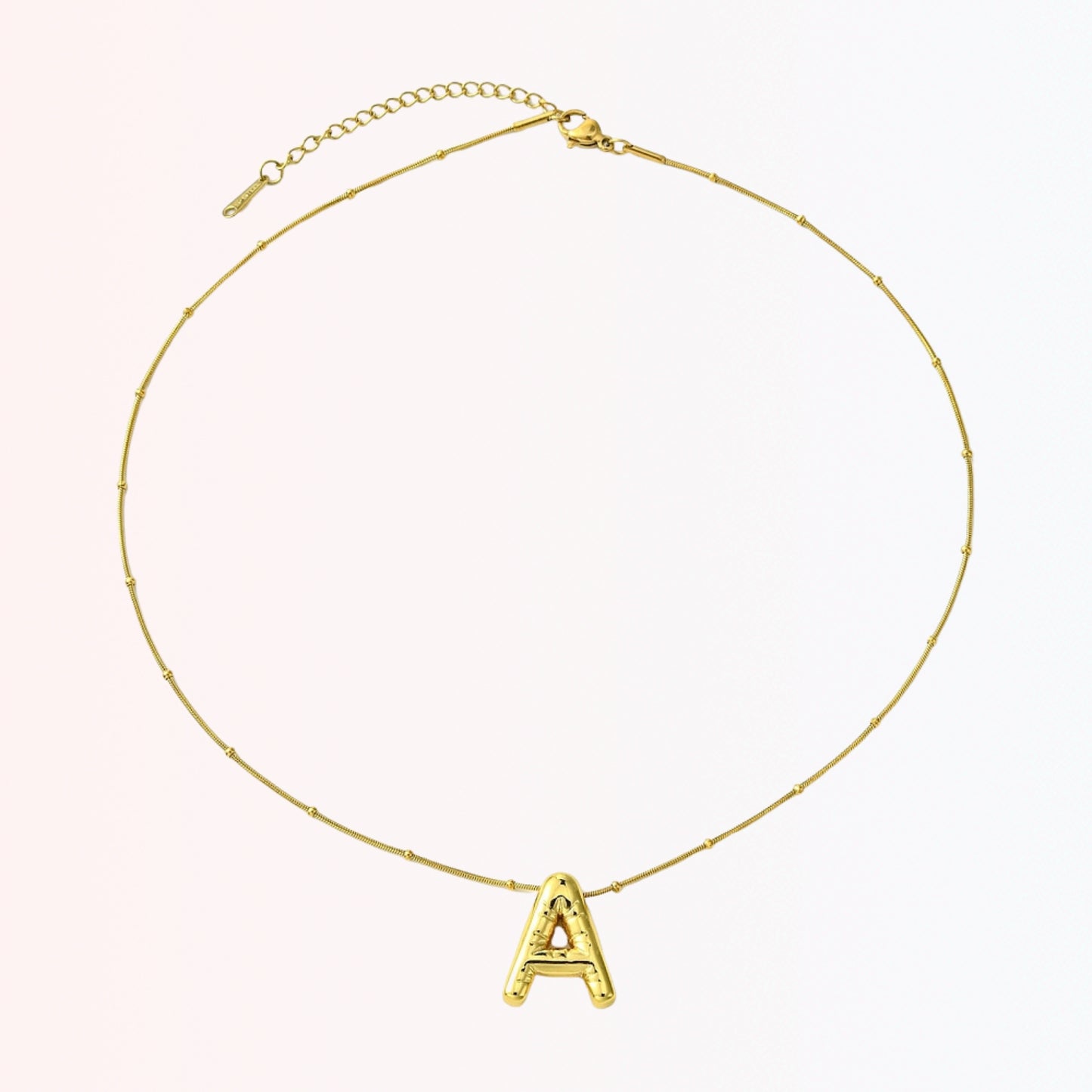 Collar con Charm de Letra con Detalles Acentuados en Stainless Steel Dorado 18K