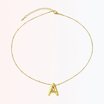 Collar con Charm de Letra con Detalles Acentuados en Stainless Steel Dorado 18K