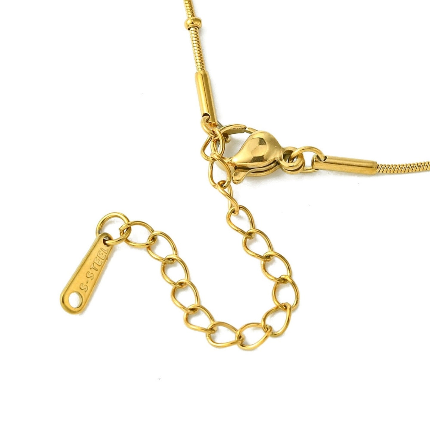 Collar con Charm de Letra con Detalles Acentuados en Stainless Steel Dorado 18K