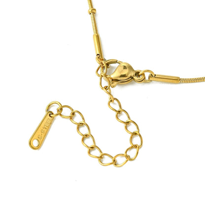 Collar con Charm de Letra con Detalles Acentuados en Stainless Steel Dorado 18K