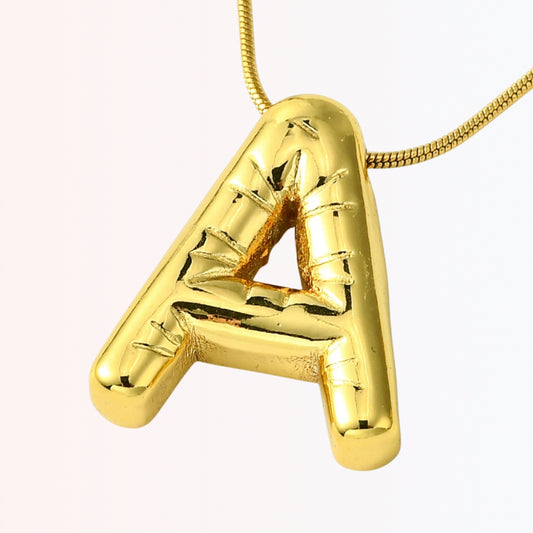 Collar con Charm de Letra con Detalles Acentuados en Stainless Steel Dorado 18K