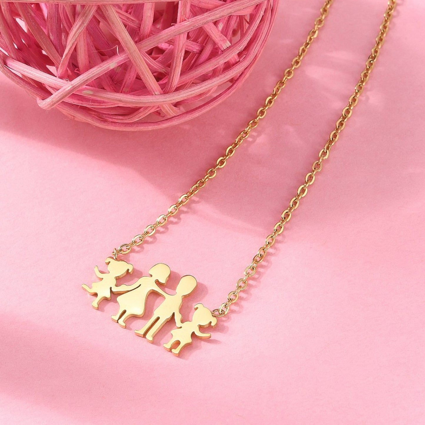 Collar de Stainless Steel Bañado en Oro con Charm de Familia