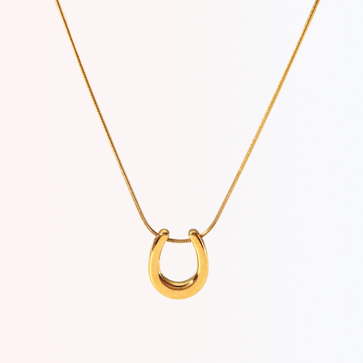 Collar con Charm de Herradura y Cadena Tipo Snake en Stainless Steel Dorado 18K
