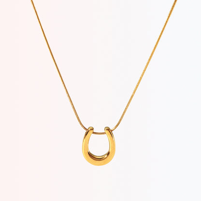 Collar con Charm de Herradura y Cadena Tipo Snake en Stainless Steel Dorado 18K