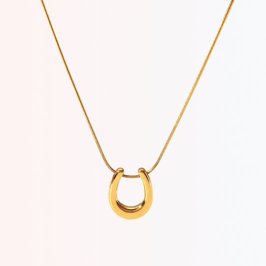 Collar con Charm de Herradura y Cadena Tipo Snake en Stainless Steel Dorado 18K