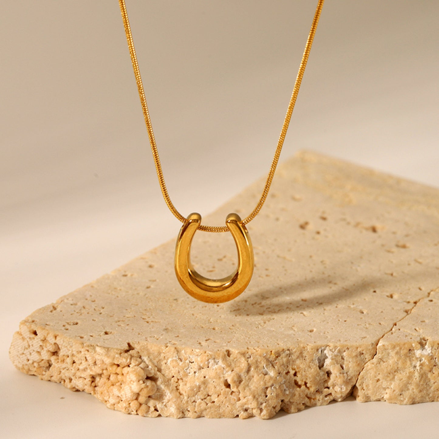 Collar con Charm de Herradura y Cadena Tipo Snake en Stainless Steel Dorado 18K
