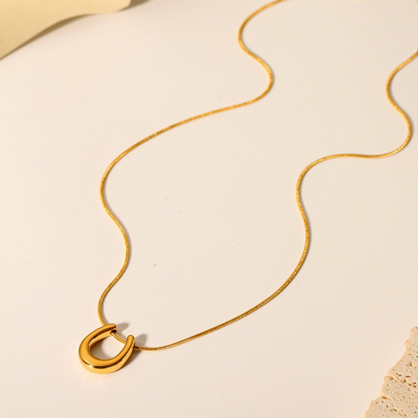 Collar con Charm de Herradura y Cadena Tipo Snake en Stainless Steel Dorado 18K