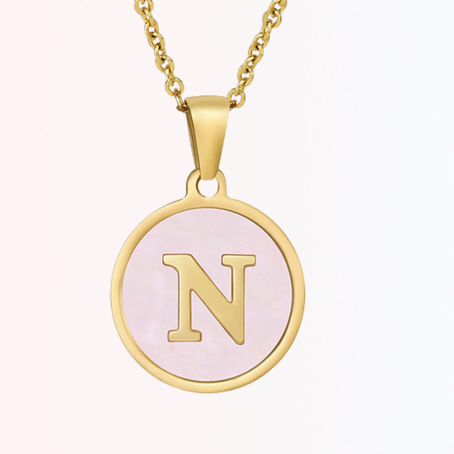 Collar con Charm de Inicial en Chapa Rosada en Stainless Steel Dorado 18K