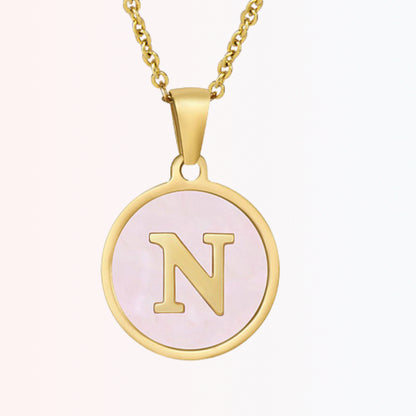Collar con Charm de Inicial en Chapa Rosada en Stainless Steel Dorado 18K