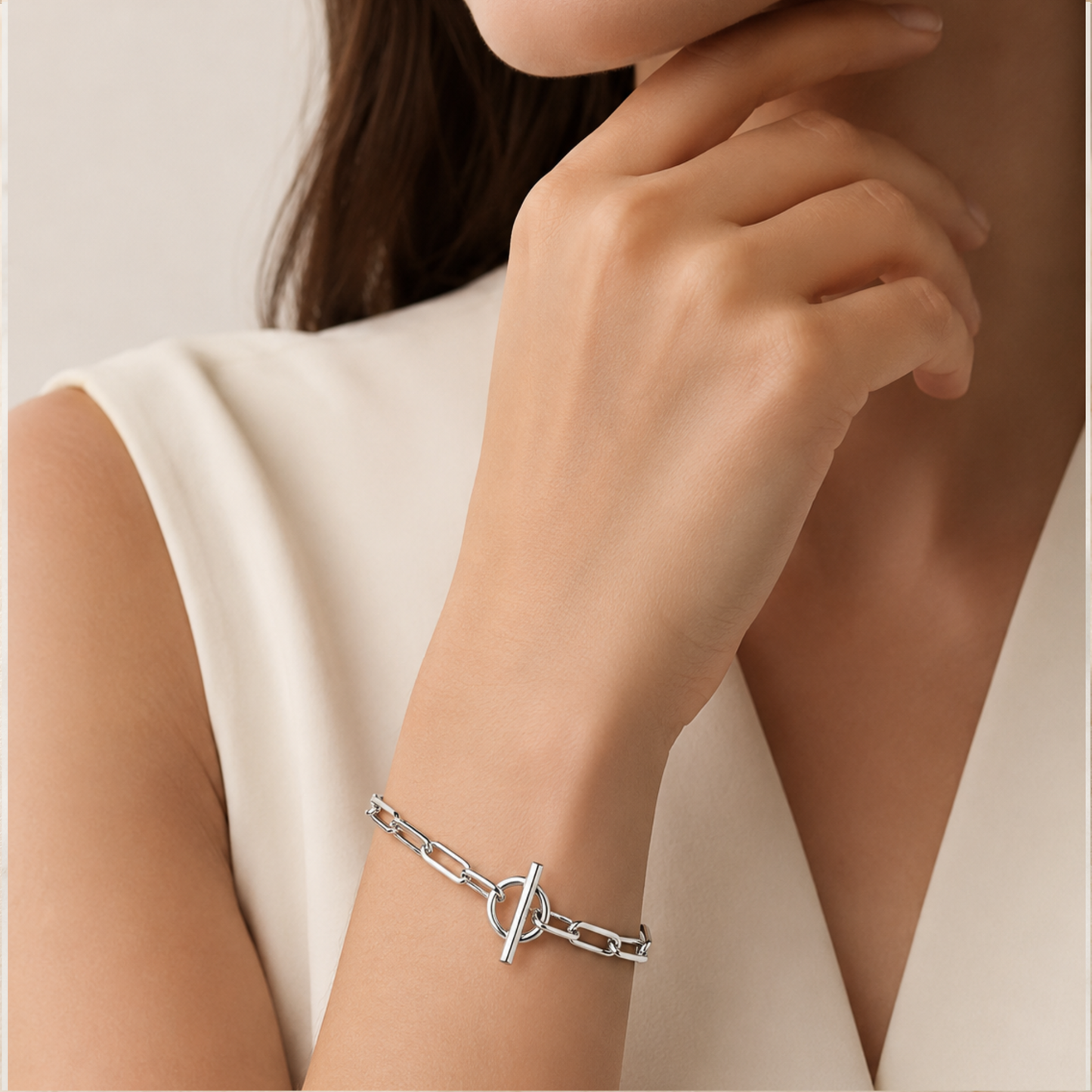 Pulcera plateada en stainless steel en eslabones tipo 'paperclip', cieere toggle