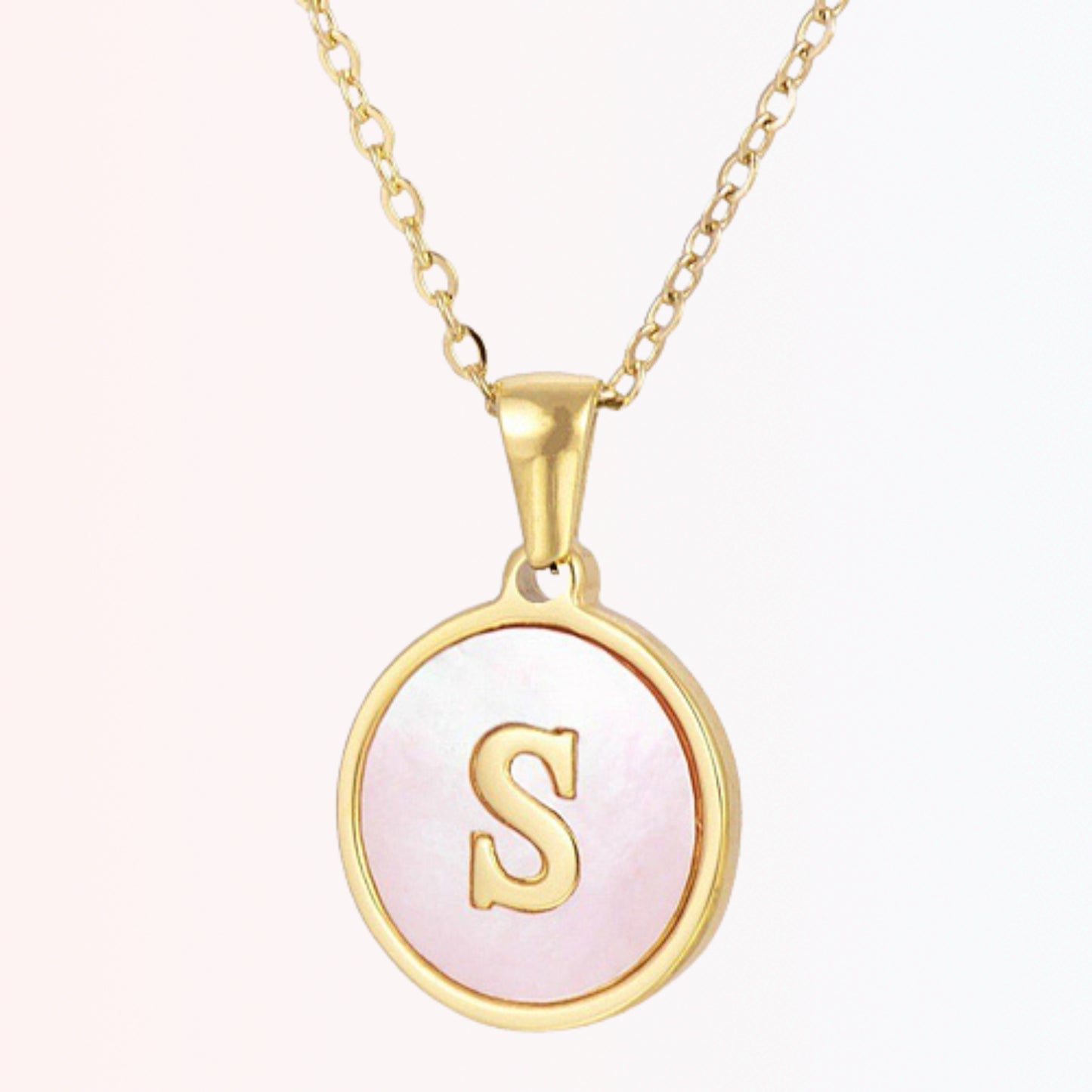 Collar con Charm de Inicial en Chapa Rosada en Stainless Steel Dorado 18K