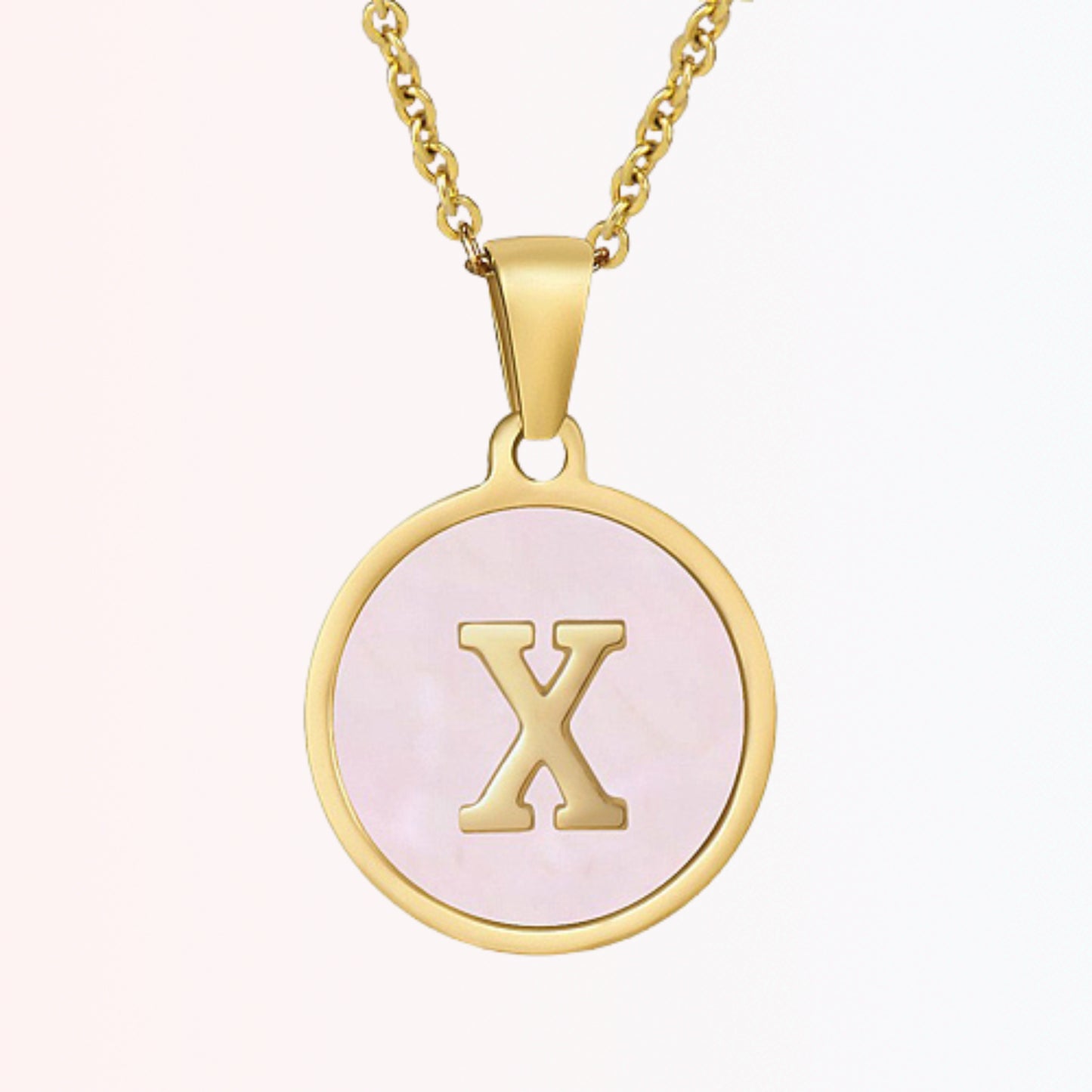 Collar con Charm de Inicial en Chapa Rosada en Stainless Steel Dorado 18K