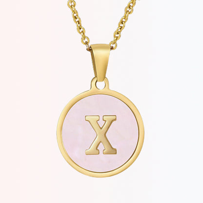 Collar con Charm de Inicial en Chapa Rosada en Stainless Steel Dorado 18K