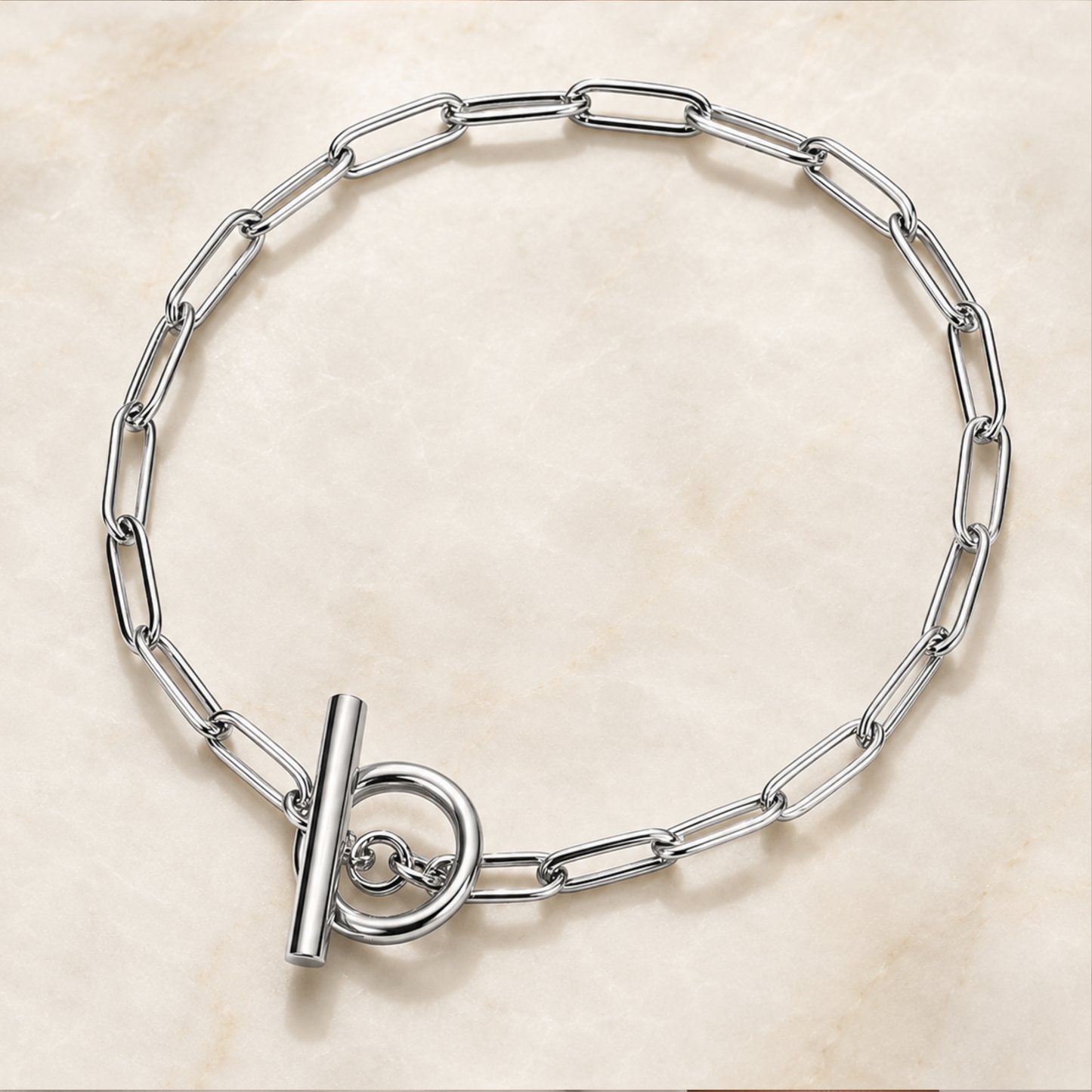 Pulcera plateada en stainless steel en eslabones tipo 'paperclip', cieere toggle