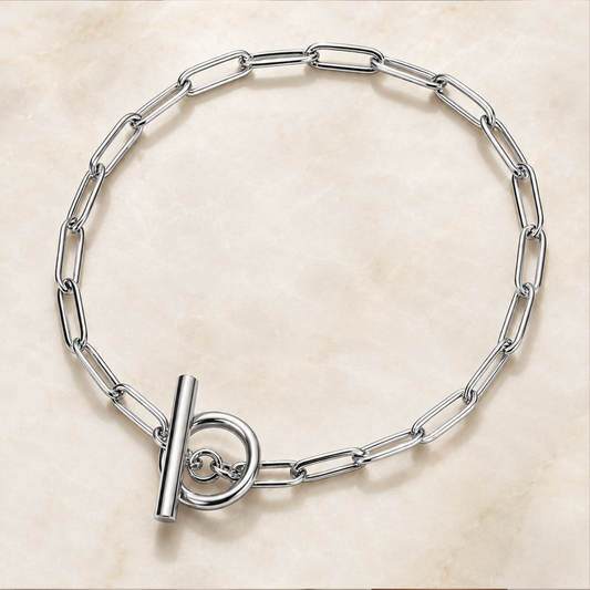 Pulcera plateada en stainless steel en eslabones tipo 'paperclip', cieere toggle