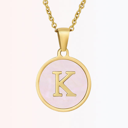 Collar con Charm de Inicial en Chapa Rosada en Stainless Steel Dorado 18K