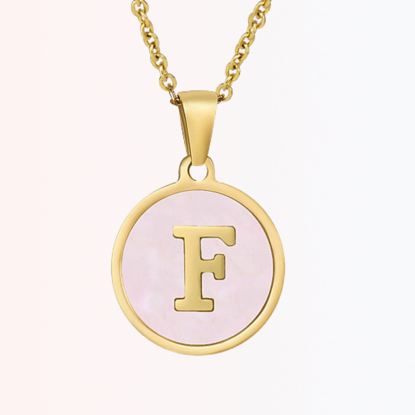 Collar con Charm de Inicial en Chapa Rosada en Stainless Steel Dorado 18K