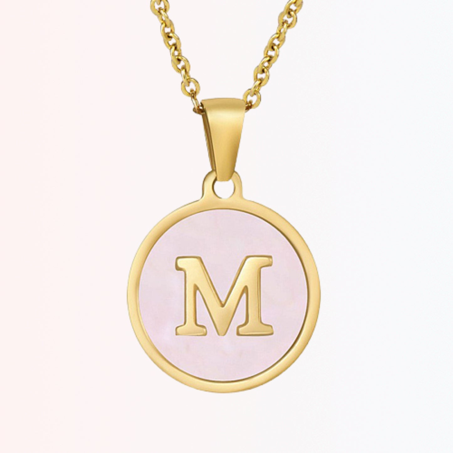 Collar con Charm de Inicial en Chapa Rosada en Stainless Steel Dorado 18K