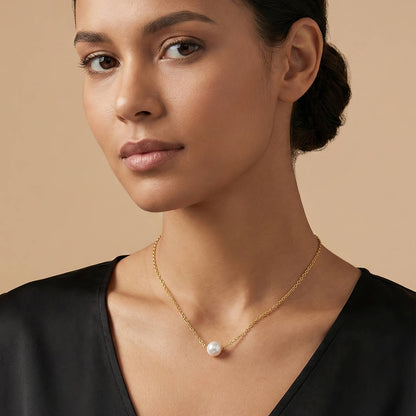 Collar en cadena dorada y fina con una perla centran. Es en stainless steel.