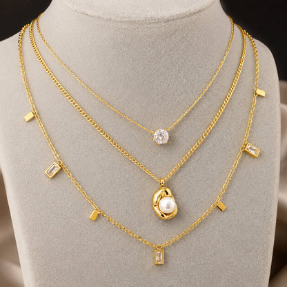 Collar dorado con charm ovalado y una perla en el centro en stainless steel con baño de oro