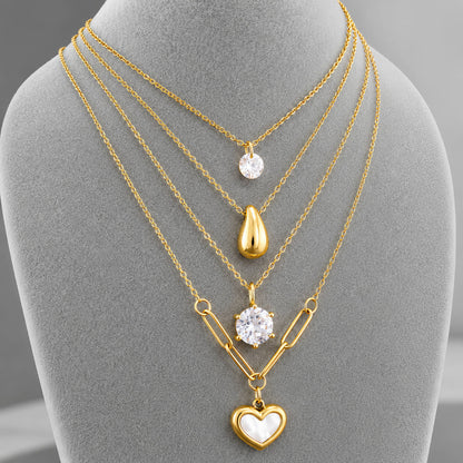 Collar con colgante de corazón con el fondo blanco, stainless steel