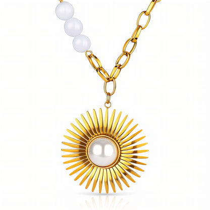 Collar de eslabones con charm de Flor abierta con perla en el centro y en la cadena.