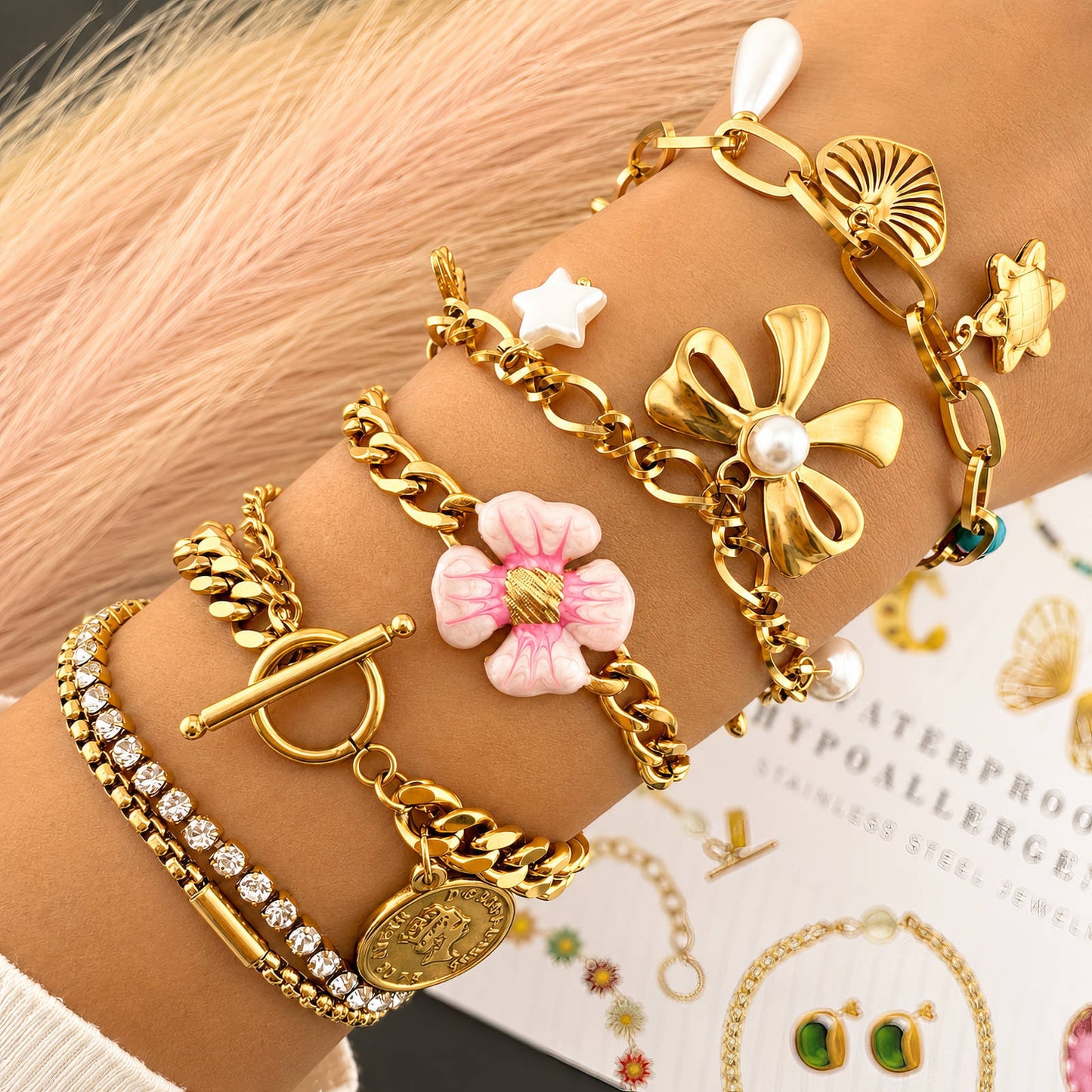 Pulsera dorada con charms variados y detalles de color