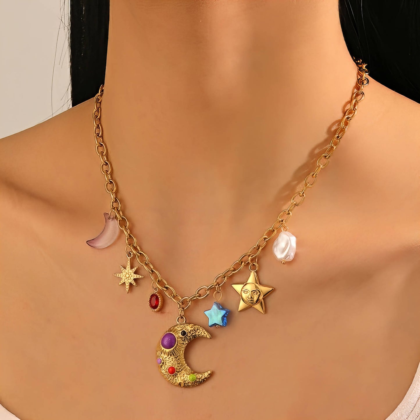 Collar con charm de Luna y estrellas en stainless steel, Dorado