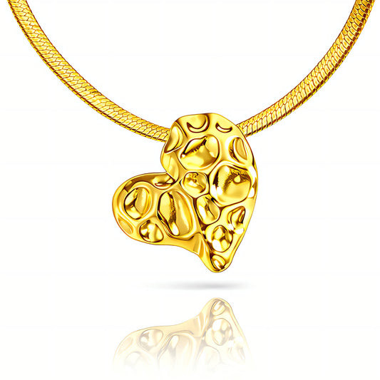 Collar con baño de oro 18k en stainless steel, con pendant de corazón. Material hipoalergénico.