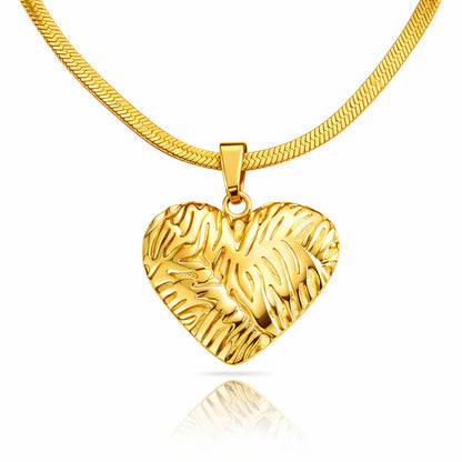 Collar con baño de oro de 18k con pendant de corazón con detalles texturizados