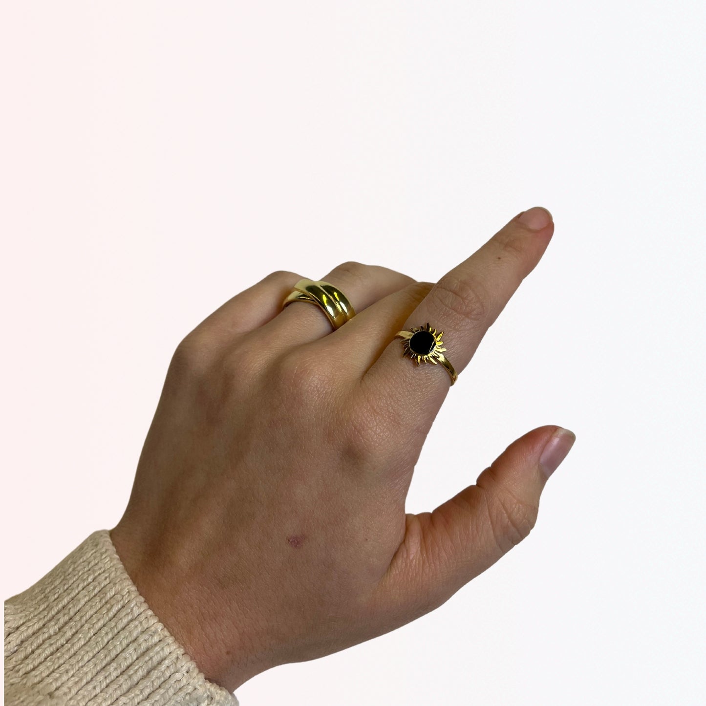 Sortija Cuff Ajustable con Sol Negro en Stainless Steel Dorado 18K