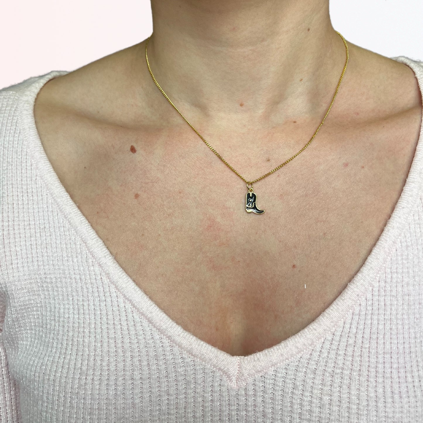 Collar con Charm de Bota Vaquera en Brass Dorado 18K