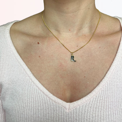 Collar con Charm de Bota Vaquera en Brass Dorado 18K