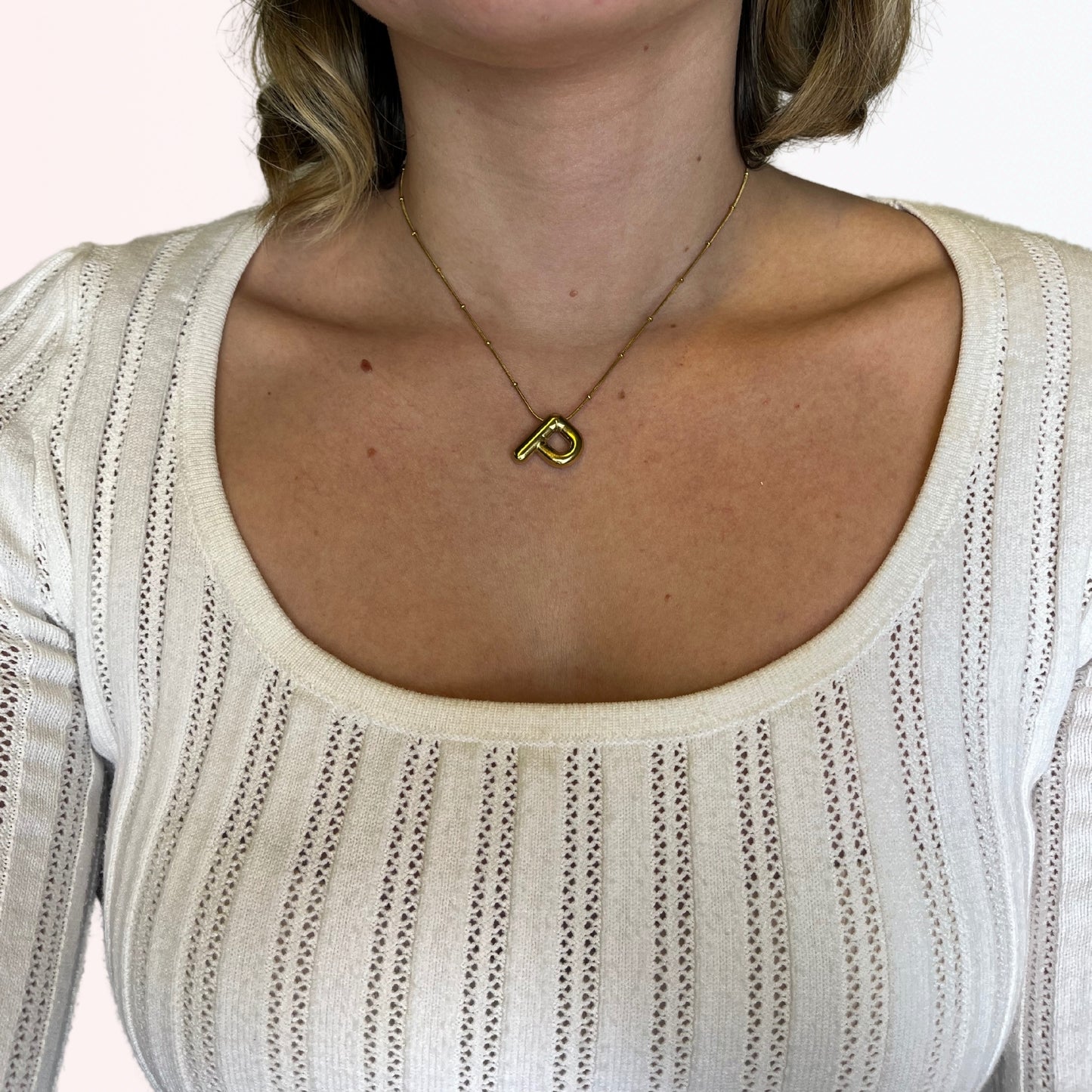 Collar con Charm de Letra con Detalles Acentuados en Stainless Steel Dorado 18K