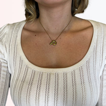 Collar con Charm de Letra con Detalles Acentuados en Stainless Steel Dorado 18K