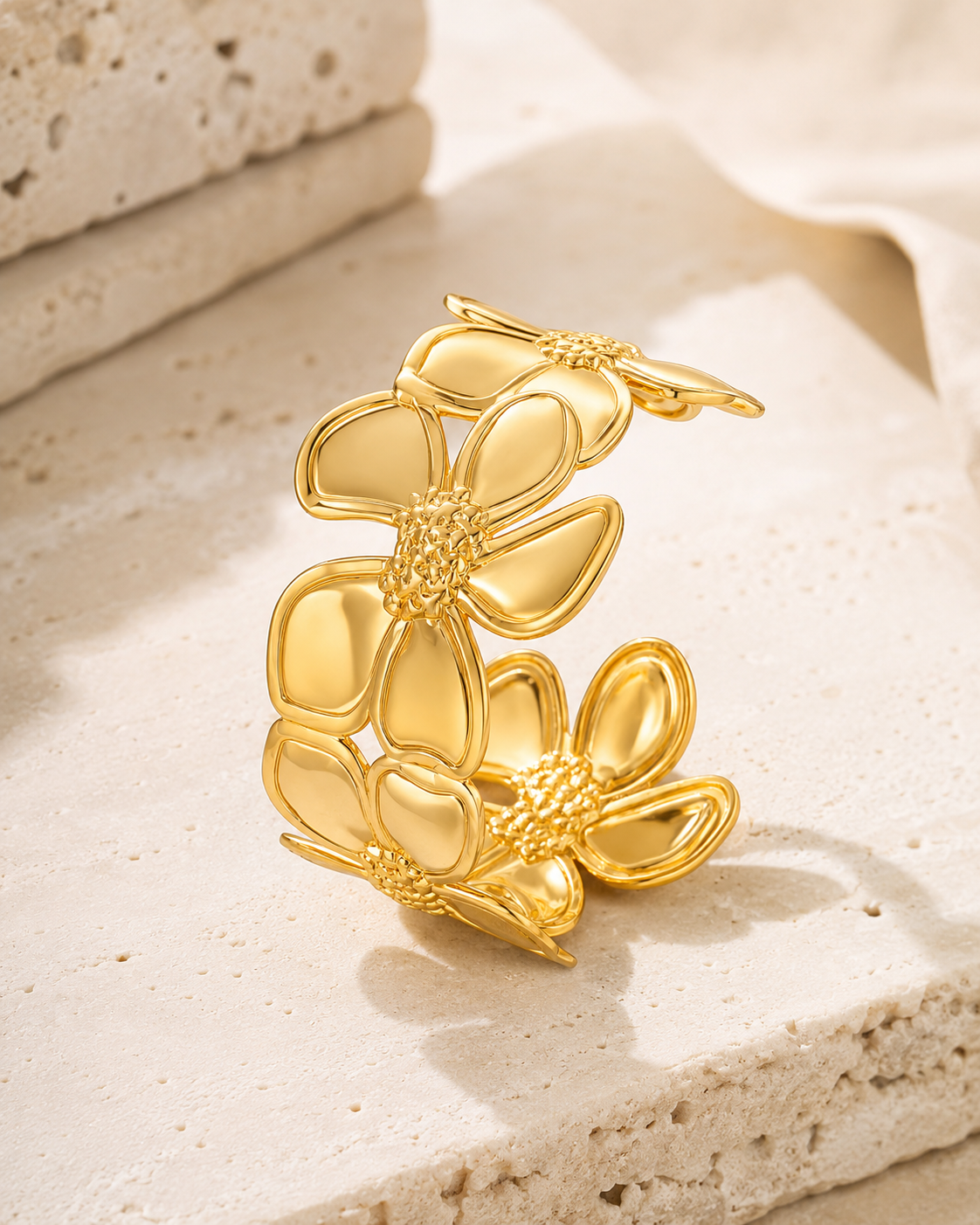Pulcera ancha de flores doradas, ajustable en Stainless Steel