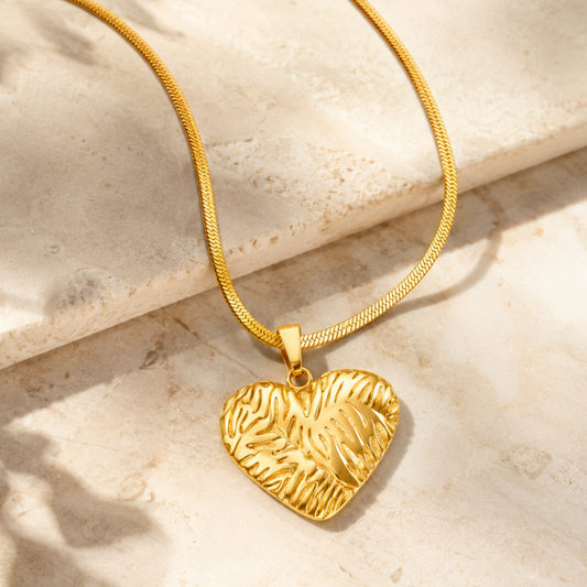 Collar con baño de oro de 18k con pendant de corazón con detalles texturizados