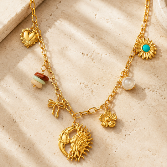 Collar dorado con pendant boho de sol, luna, flores y detalles coloridos