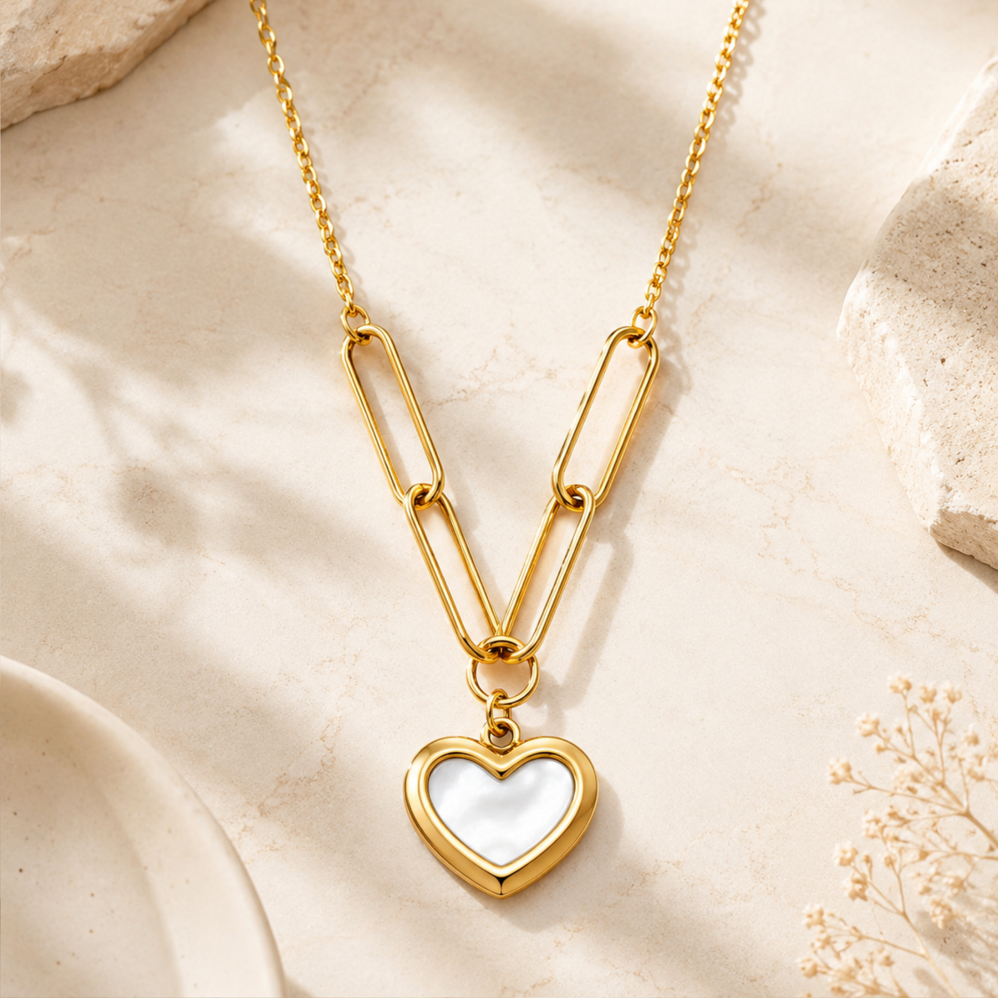 Collar con colgante de corazón con el fondo blanco, stainless steel