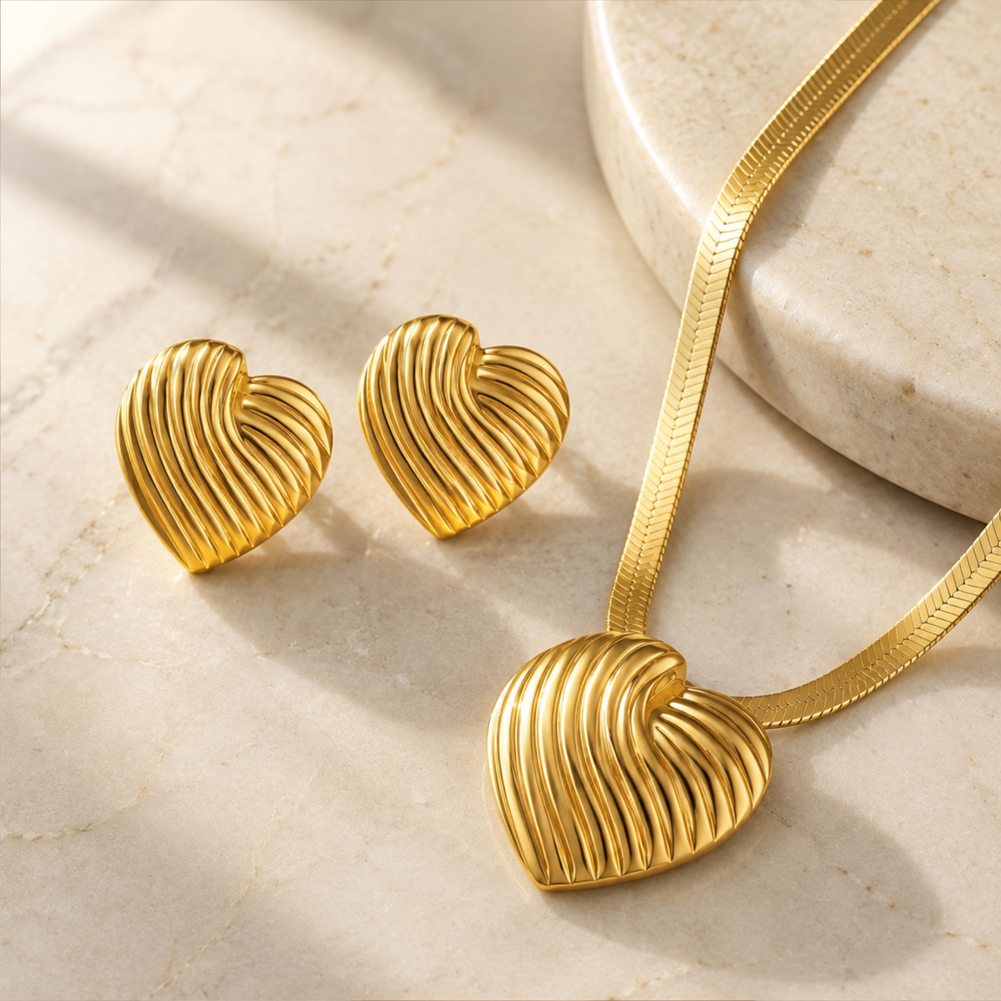 Collar dorado con pendant en corazón texturizado