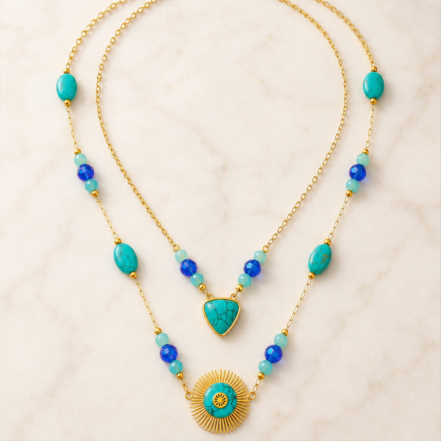 Collar doble en dorado con cuentas y charms turquesa y azul. En stainless steel y gold plating.